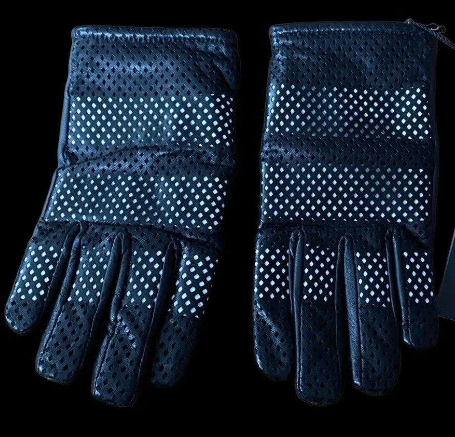 y3 Yohji Yamamoto Men’s Luxury Leather Gloves Black/White Us M
SOFT AND SUPPLE LINING – Our polyester lining is a fine layer of lush warmth in your gloves. It’s soft and comfortable that you may never want to take them off.
Chic, time