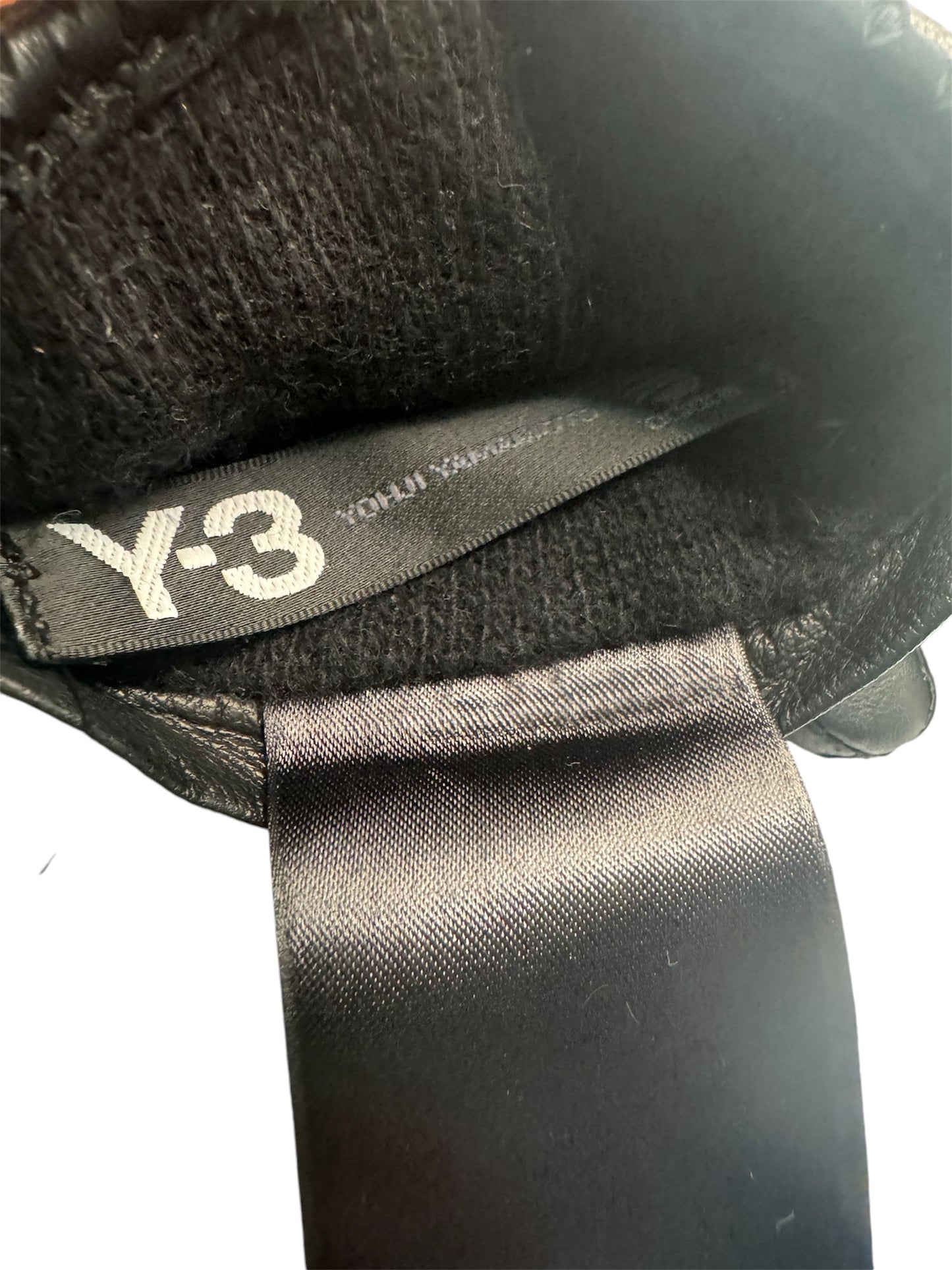 y3 Yohji Yamamoto Men’s Luxury Leather Gloves Black/White Us M
SOFT AND SUPPLE LINING – Our polyester lining is a fine layer of lush warmth in your gloves. It’s soft and comfortable that you may never want to take them off.
Chic, time