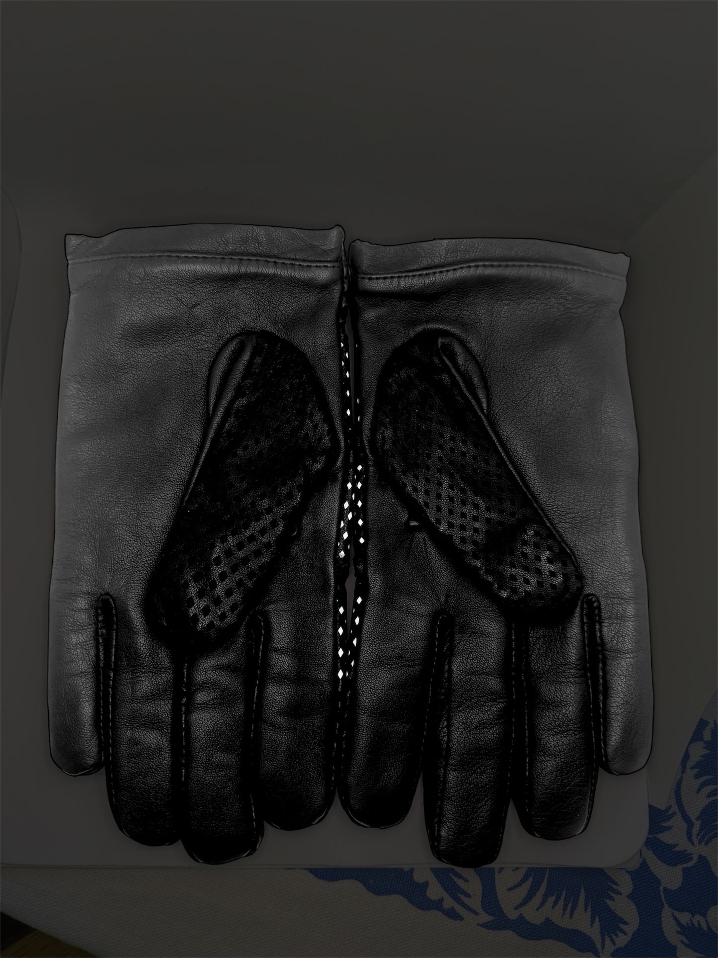 y3 Yohji Yamamoto Men’s Luxury Leather Gloves Black/White Us M
SOFT AND SUPPLE LINING – Our polyester lining is a fine layer of lush warmth in your gloves. It’s soft and comfortable that you may never want to take them off.
Chic, time