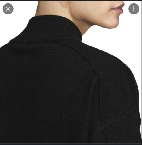 features long sleeves