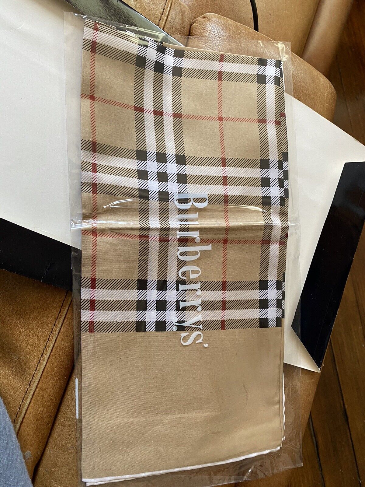 💯% Authentic Beautiful Vintage Burberry Nova check Pure silk scarf 30x30 New.